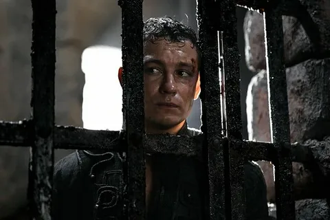 Дон Румата в мрачном Арканаре — кадр из сериала «Трудно быть богом»